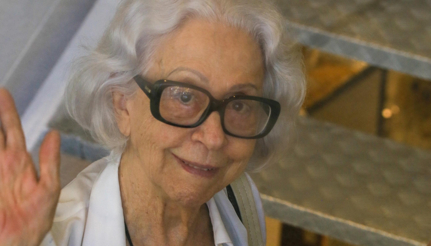 Fernanda Montenegro em passeio por shopping do RJ