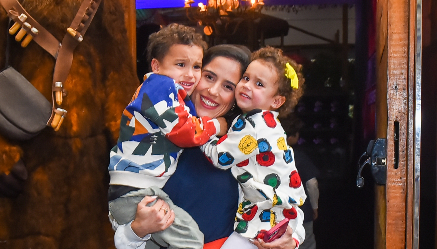 Camila Camargo ao lado dos filhos