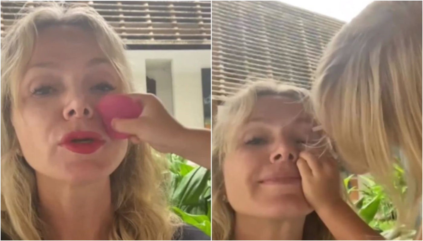 Manu faz maquiagem na mãe Eliana