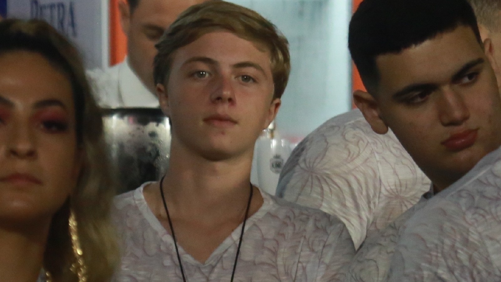 Benício Huck esteve em um dos camarotes do Desfile das Campeãs na Sapucaí.