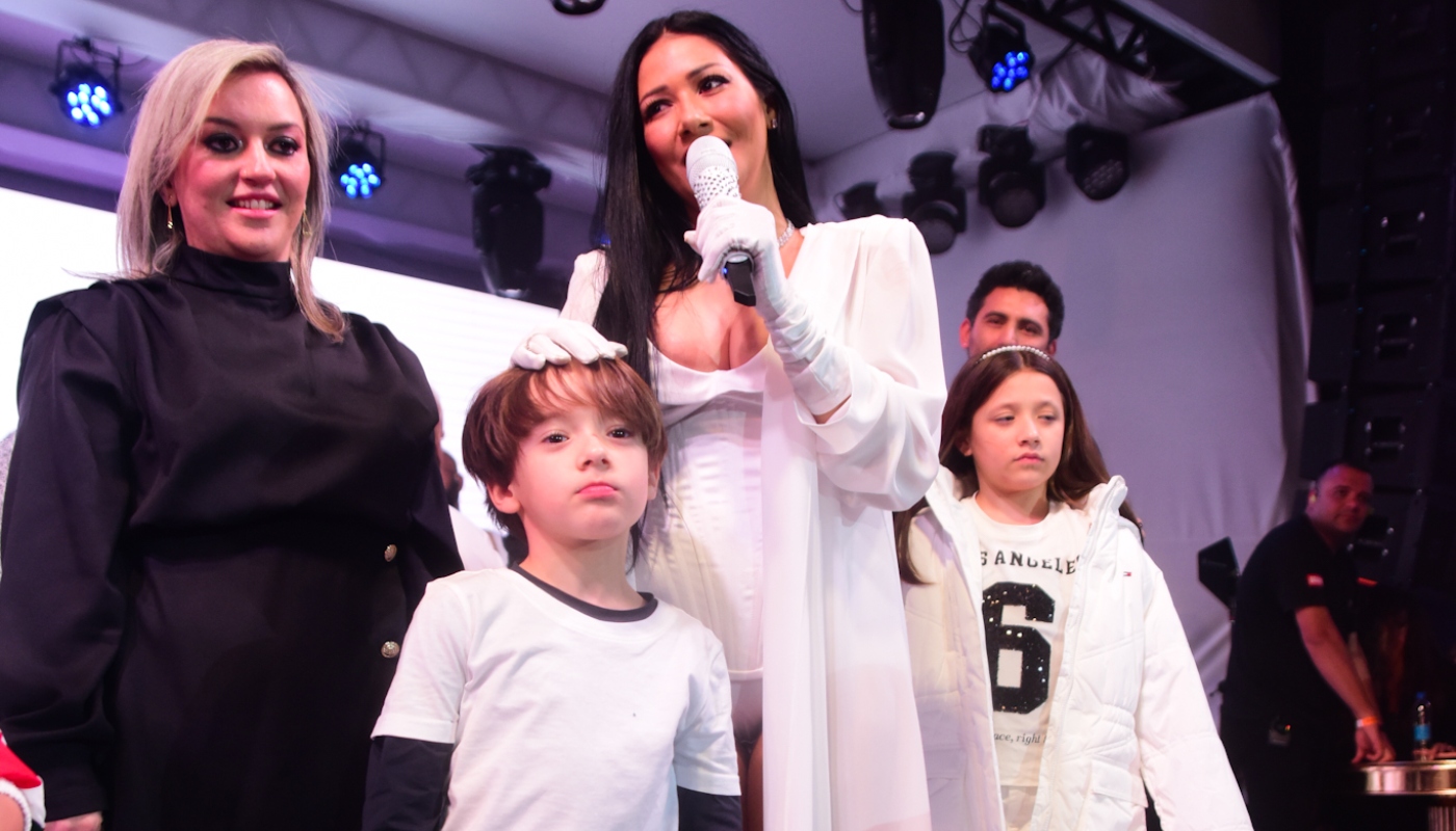 Filhos de Simaria sobem no palco para homenagem