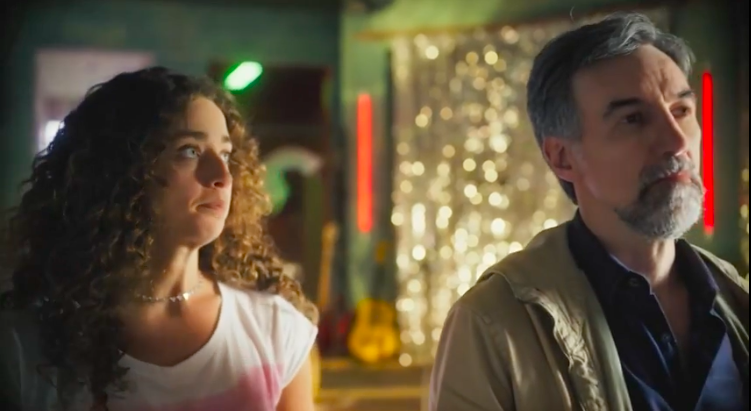 Flor (Letícia Laranja) e Ademir (Charles Fricks)