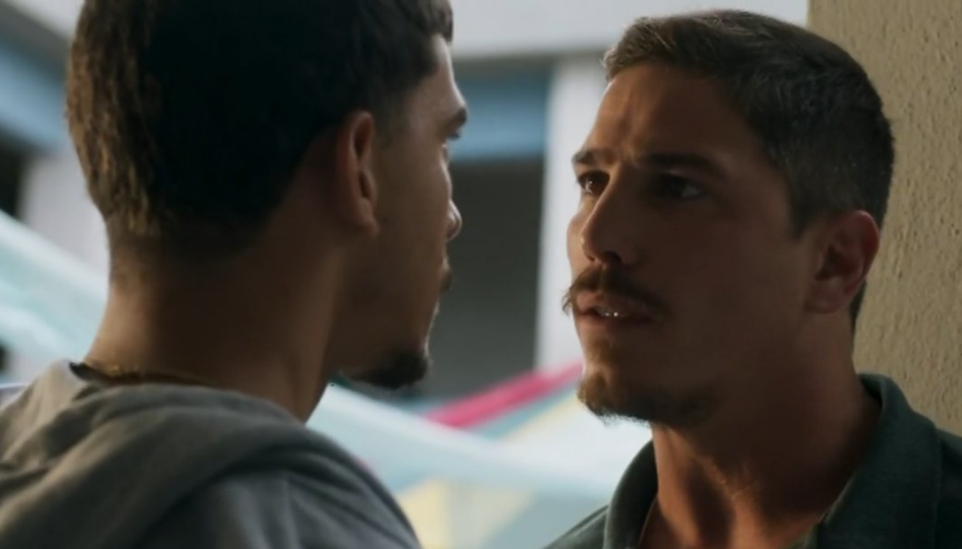 Julião (Romulo Arantes Neto) e Merreca (Ruan Aguiar) em