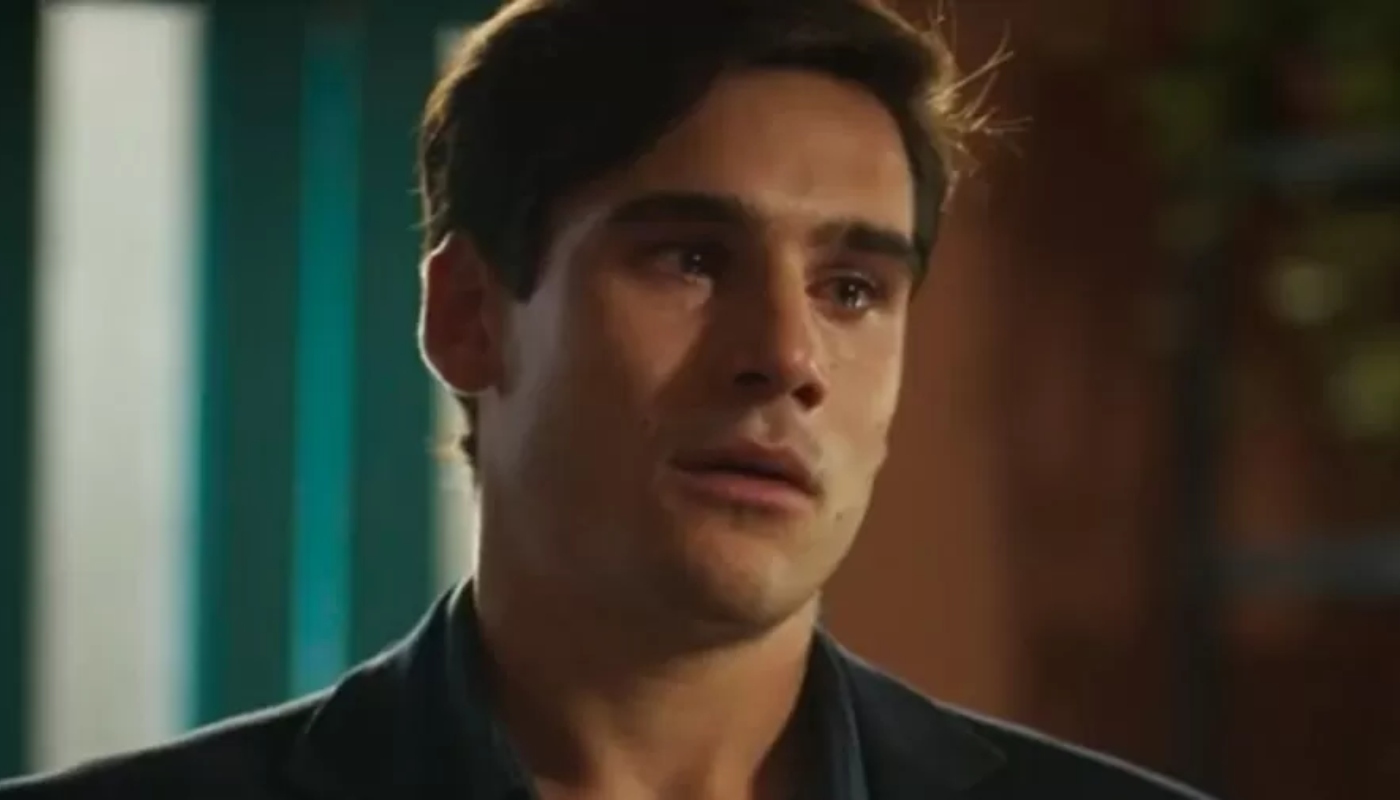 Miguel (Nicolas Prattes) em