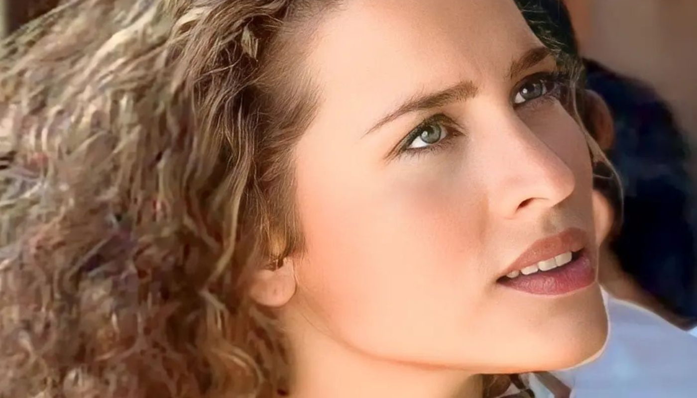 Gabriela Alves como Glorinha em