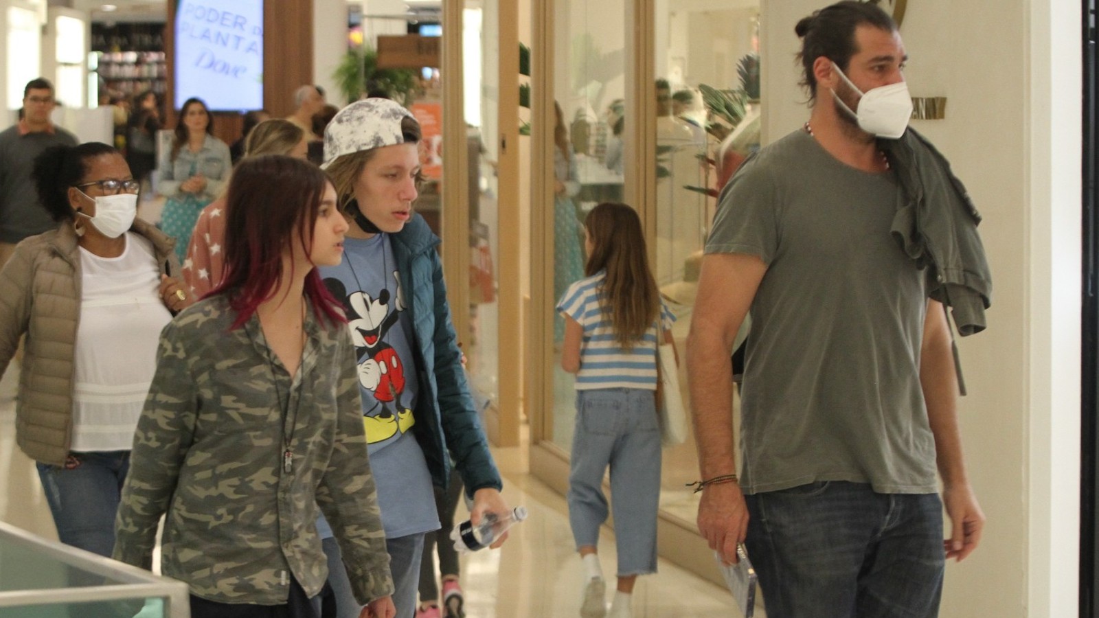 Gale, de 14, e Cora, de 12 anos, são frutos do casamento de Thiago Lacerda com Vanessa Góes.