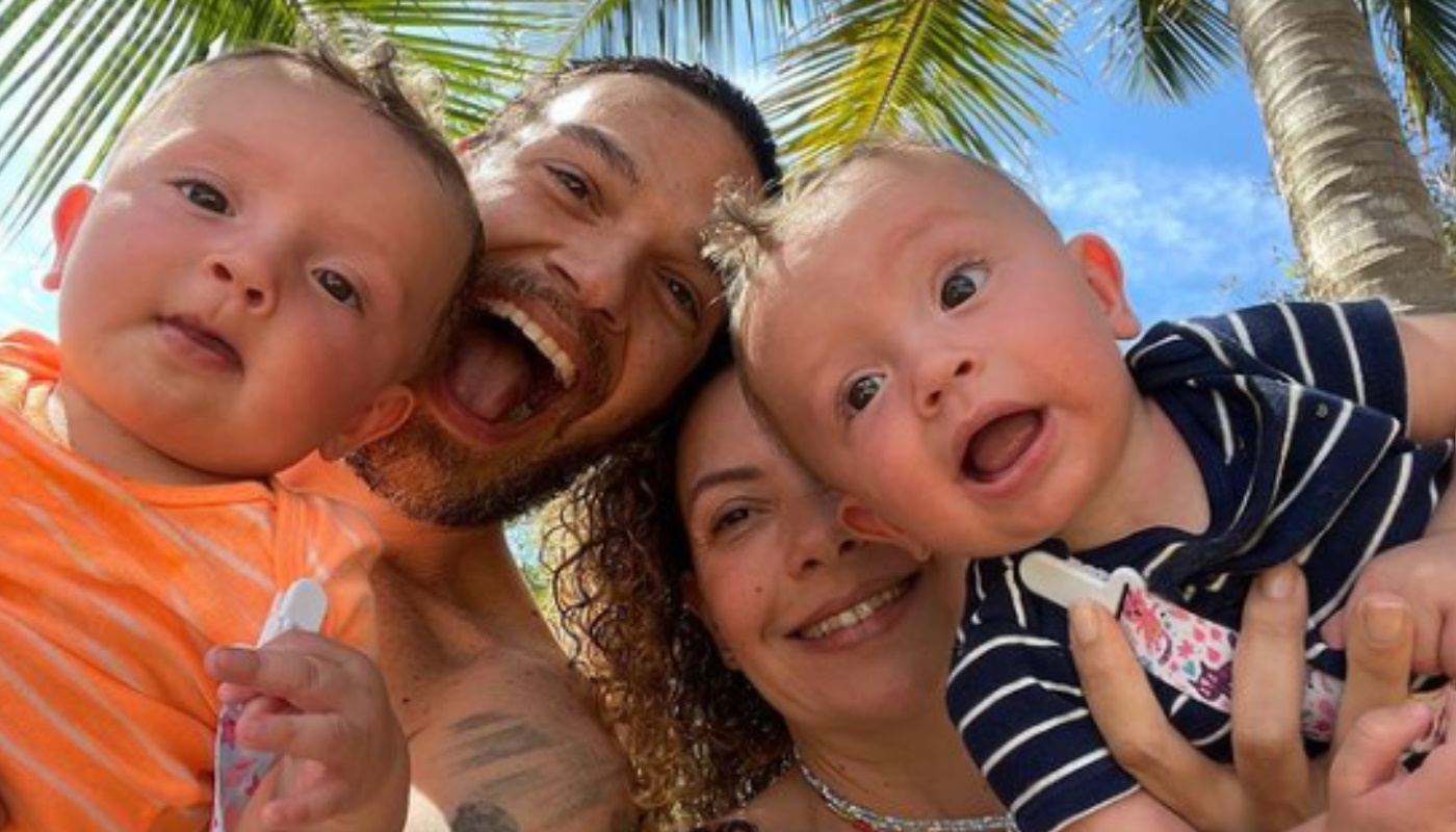 Emilio Dantas e Fabiula Nascimento com os gêmeos Roque e Raul