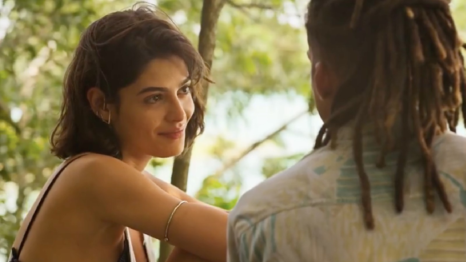 Guta (Julia Dalavia) e Marcelo (Lucas Leto).