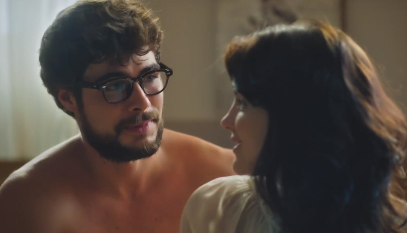 Hélio (Rafa Vitti) e Petra (Debora Ozório) em