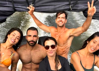 O casal já aparecia juntos em fotos com os amigos