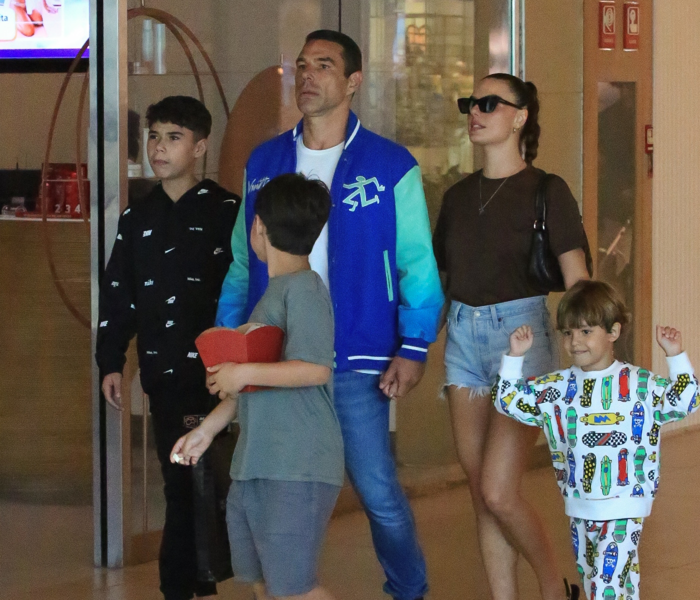 Isis Valverde e Marcus Buaiz em passeio com os filhos pelo shopping