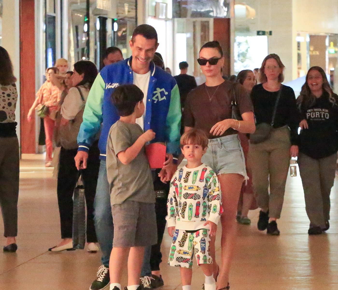 Isis Valverde e Marcus Buaiz em passeio com os filhos pelo shopping