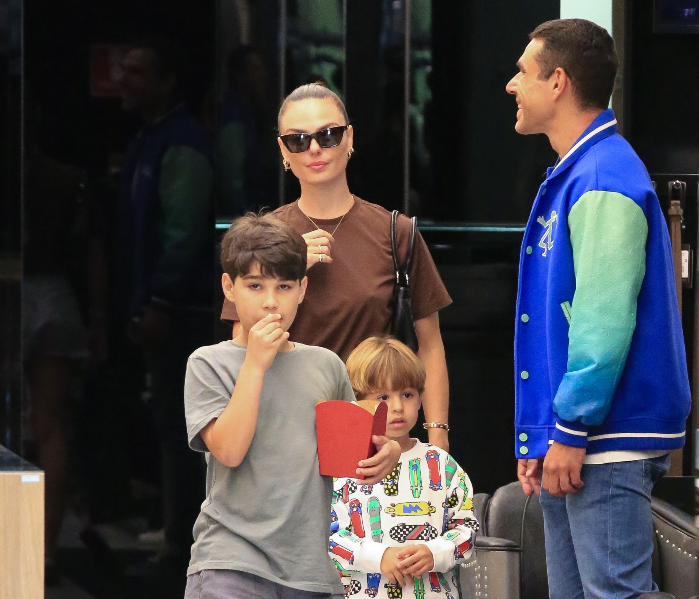 Isis Valverde e Marcus Buaiz em passeio com os filhos pelo shopping