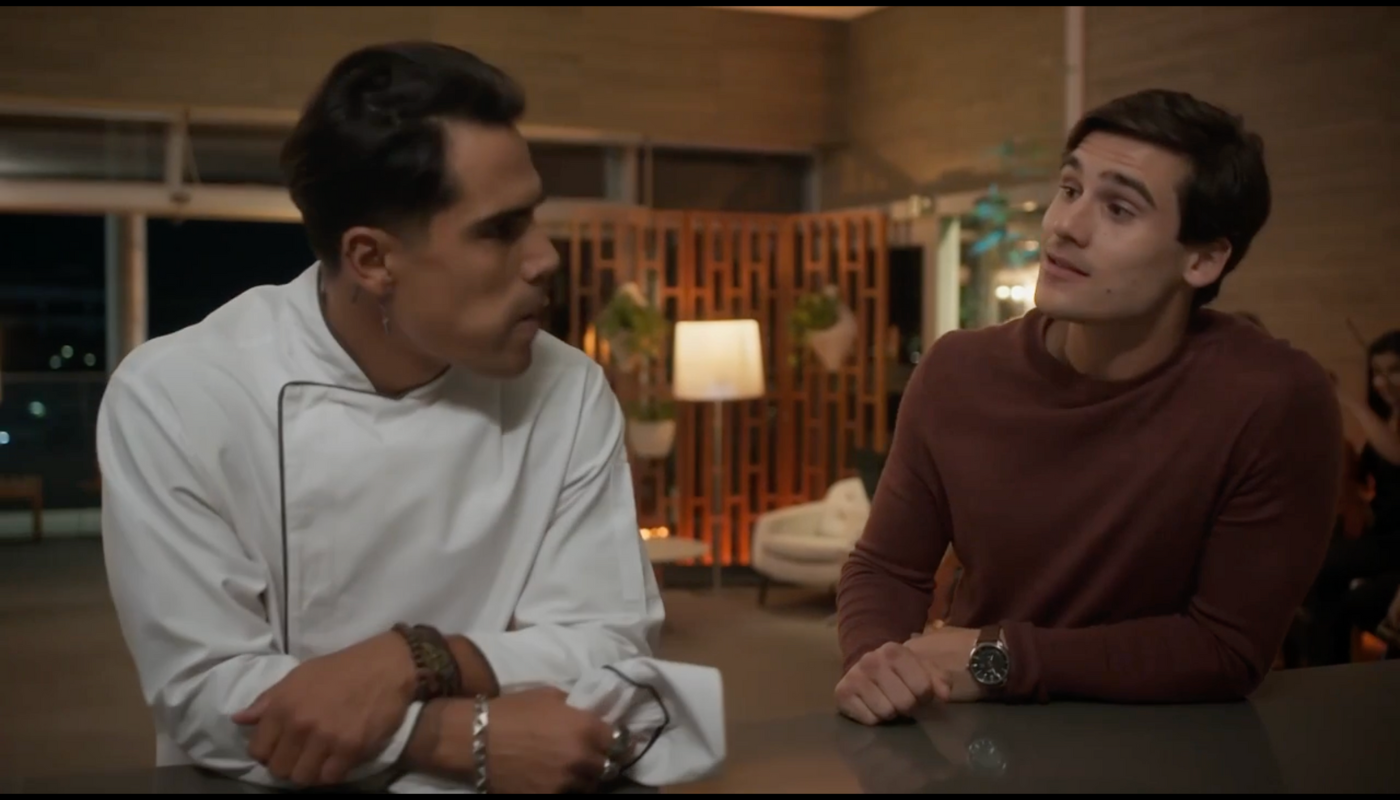 Jefinho (Micael Borges) e Miguel (Nicolas Prattes) em