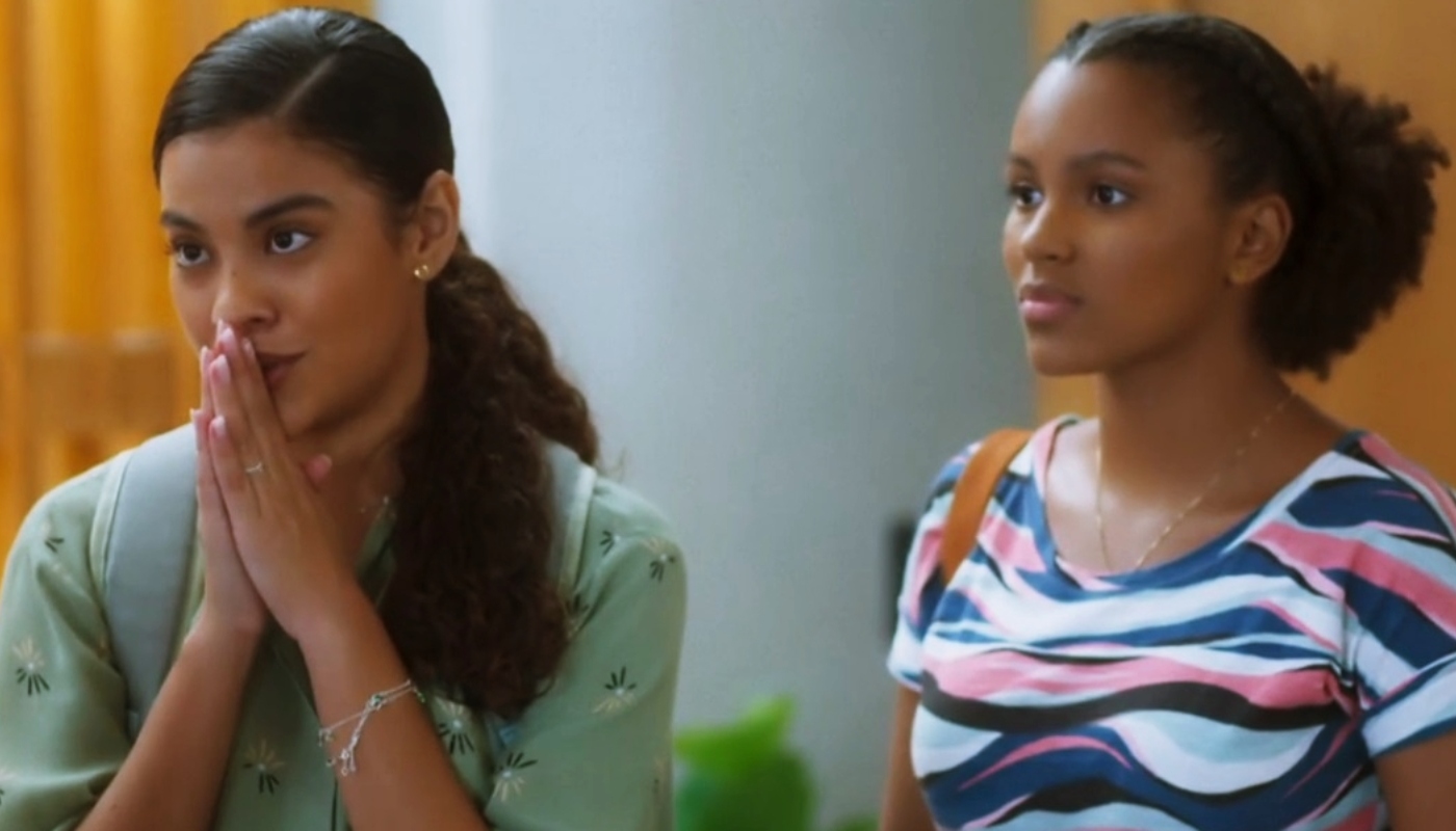 Bela (Clara Serrão) e Jenifer (Bella Campos) em