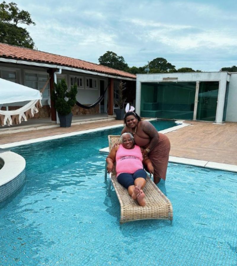 Jojo Todynho com sua avó, dona Rita Maria