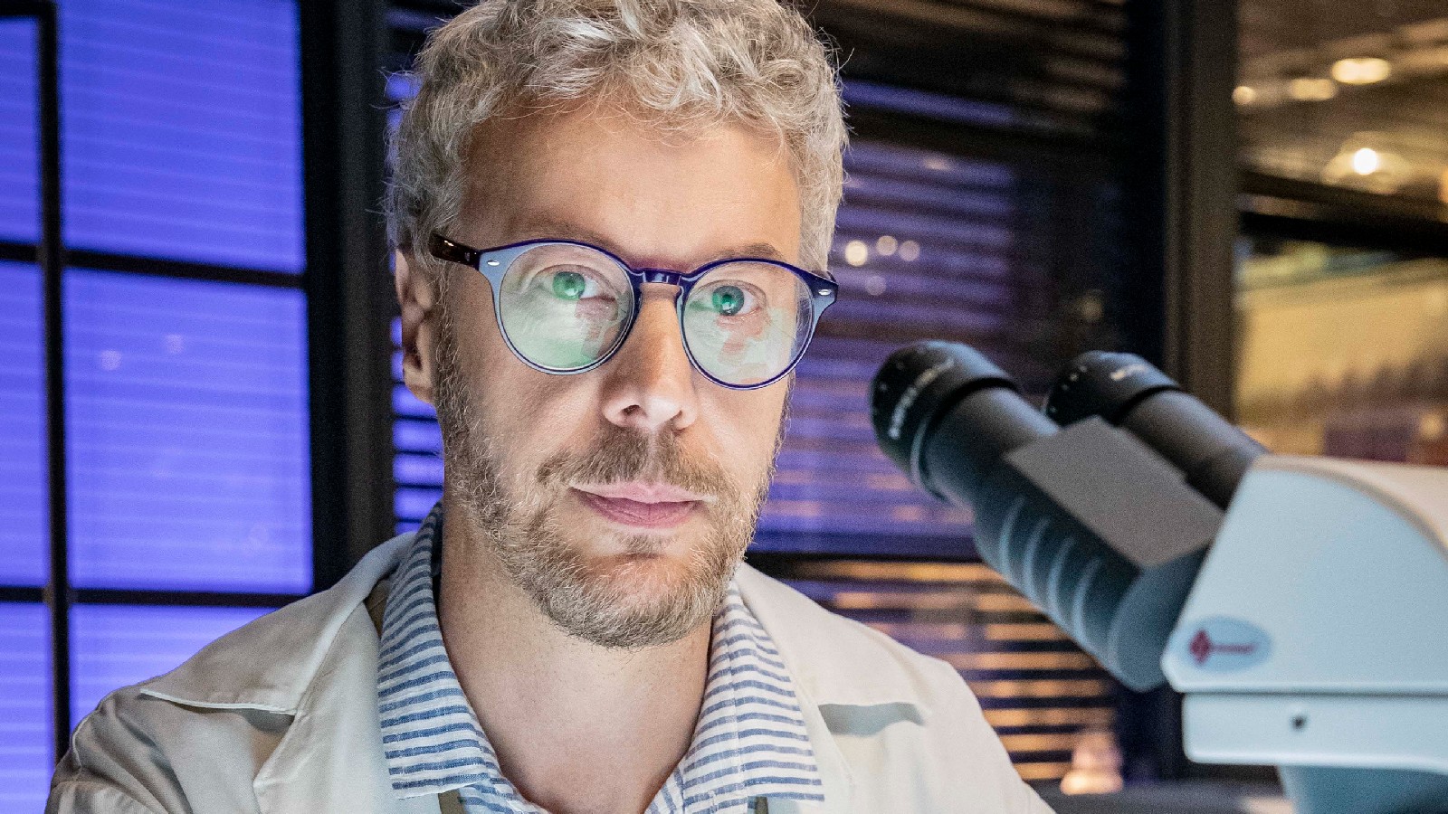 Jonathan (Guilherme Weber) se apaixona por Anita (Taís Araujo) em