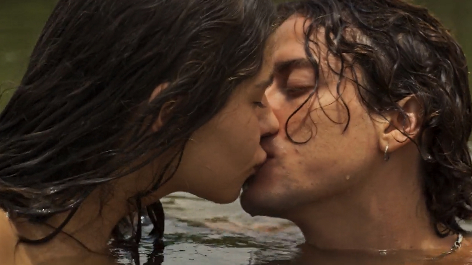 Primeiro beijo de Juma (Alanis Guillen) e Jove (Jesuíta Barbosa) em