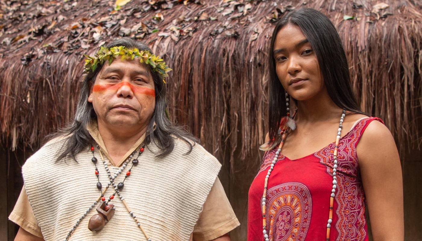 Jurecê (Daniel Munduruku) e Yandara (Rafaela Cocal) em