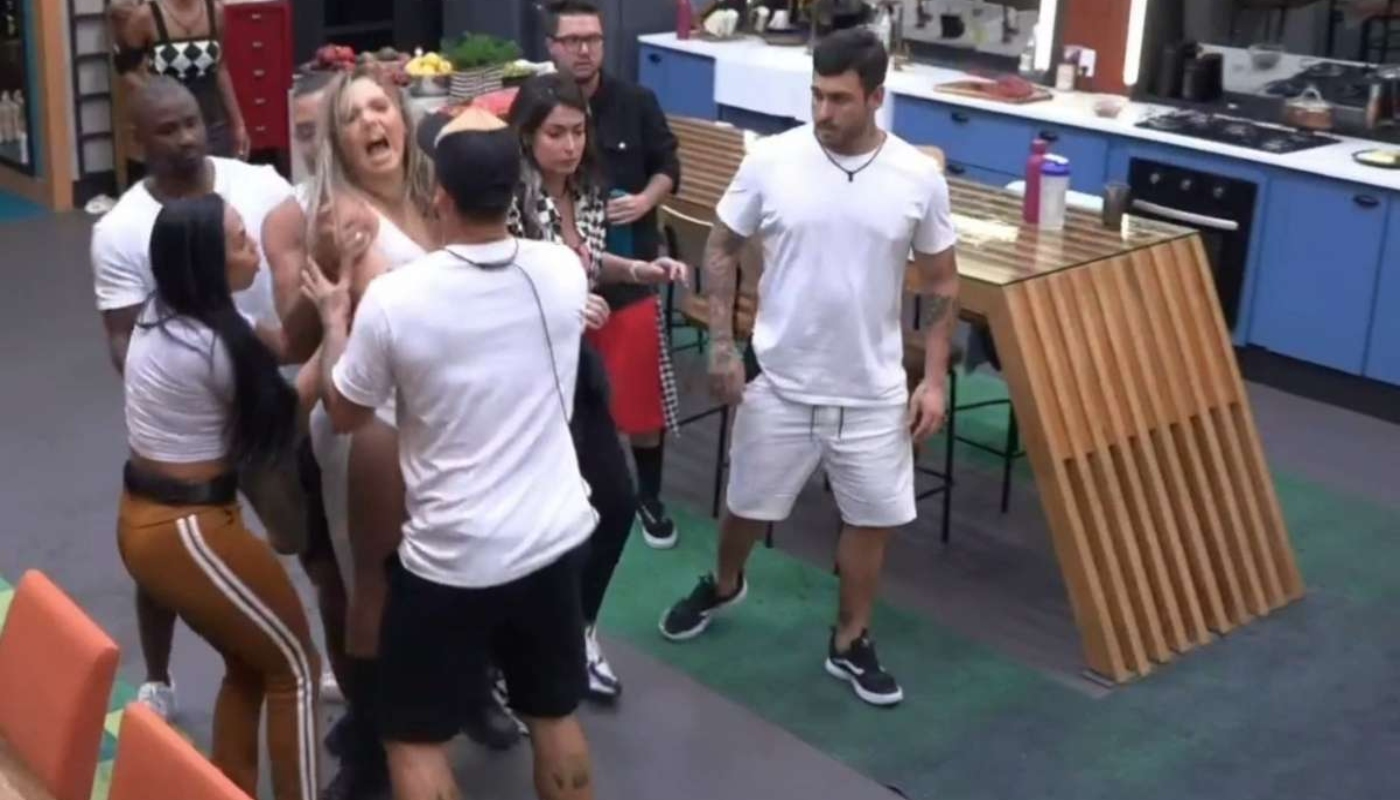 Karol se exalta em briga no