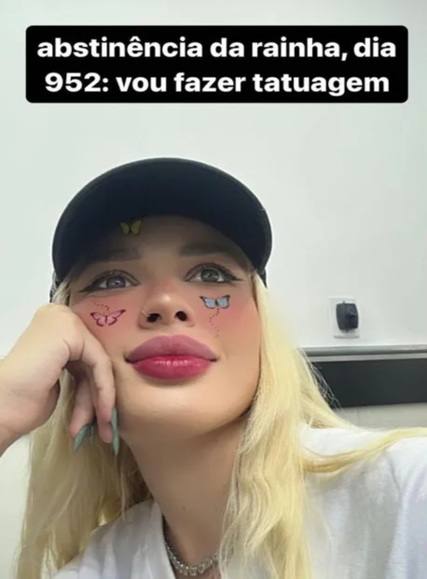 Karoline Lima faz tatuagem para a filha Cecília