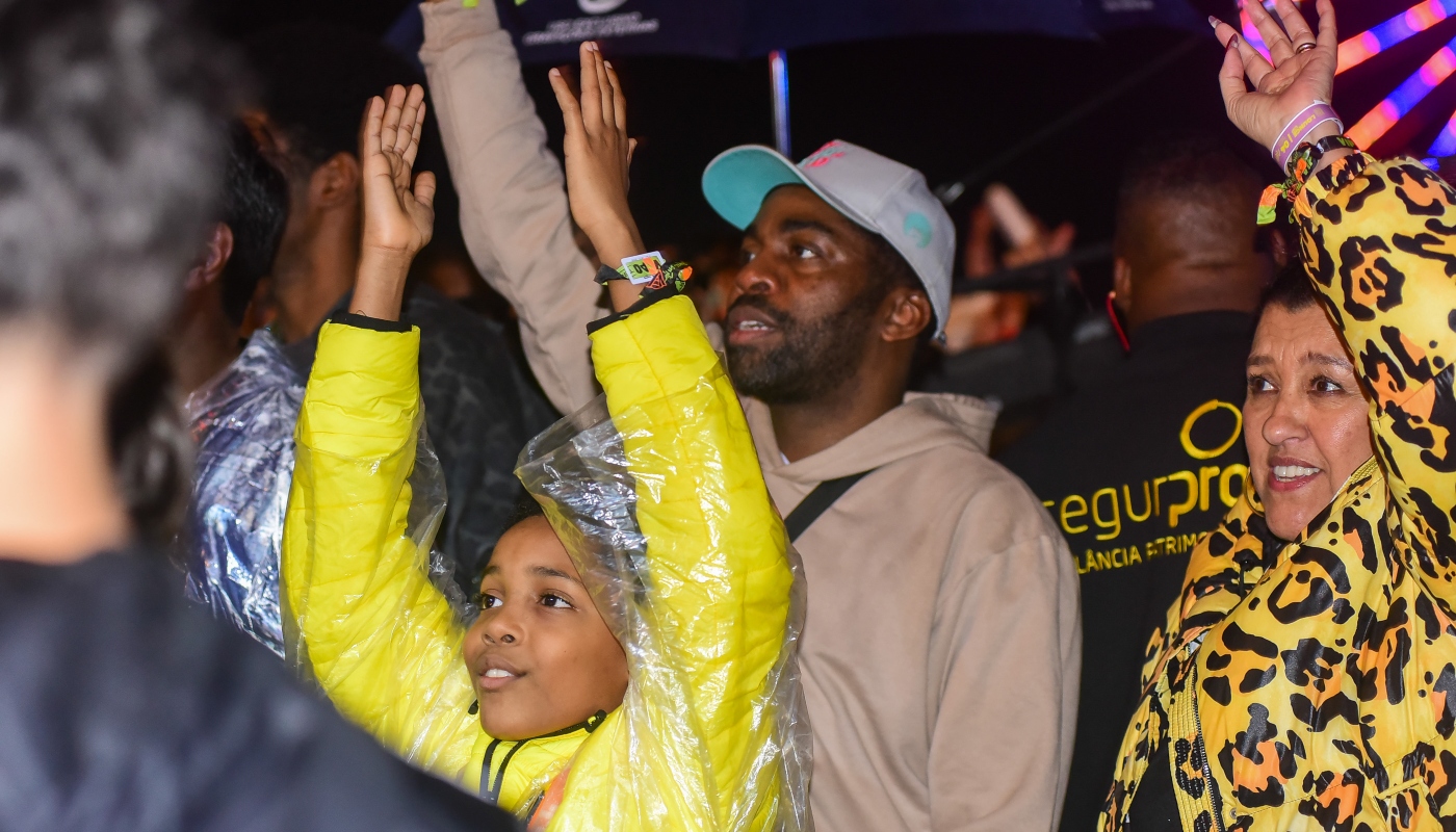Lázaro Ramos curte show com os filhos no Rock in Rio