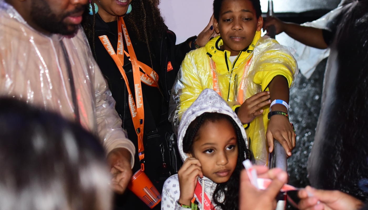 Lázaro Ramos curte show com os filhos no Rock in Rio
