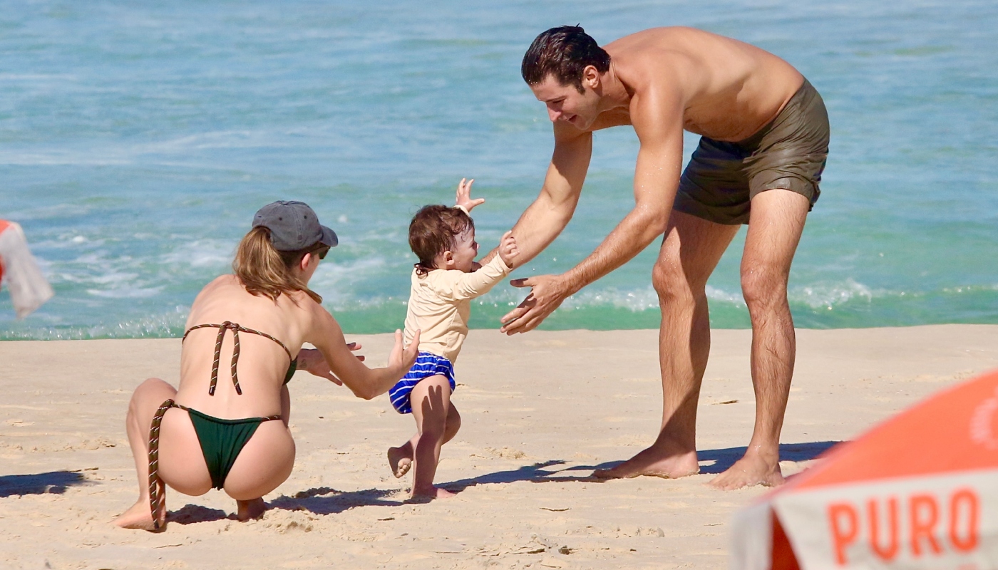 Leandro Lima com o filho pequeno em praia do RJ