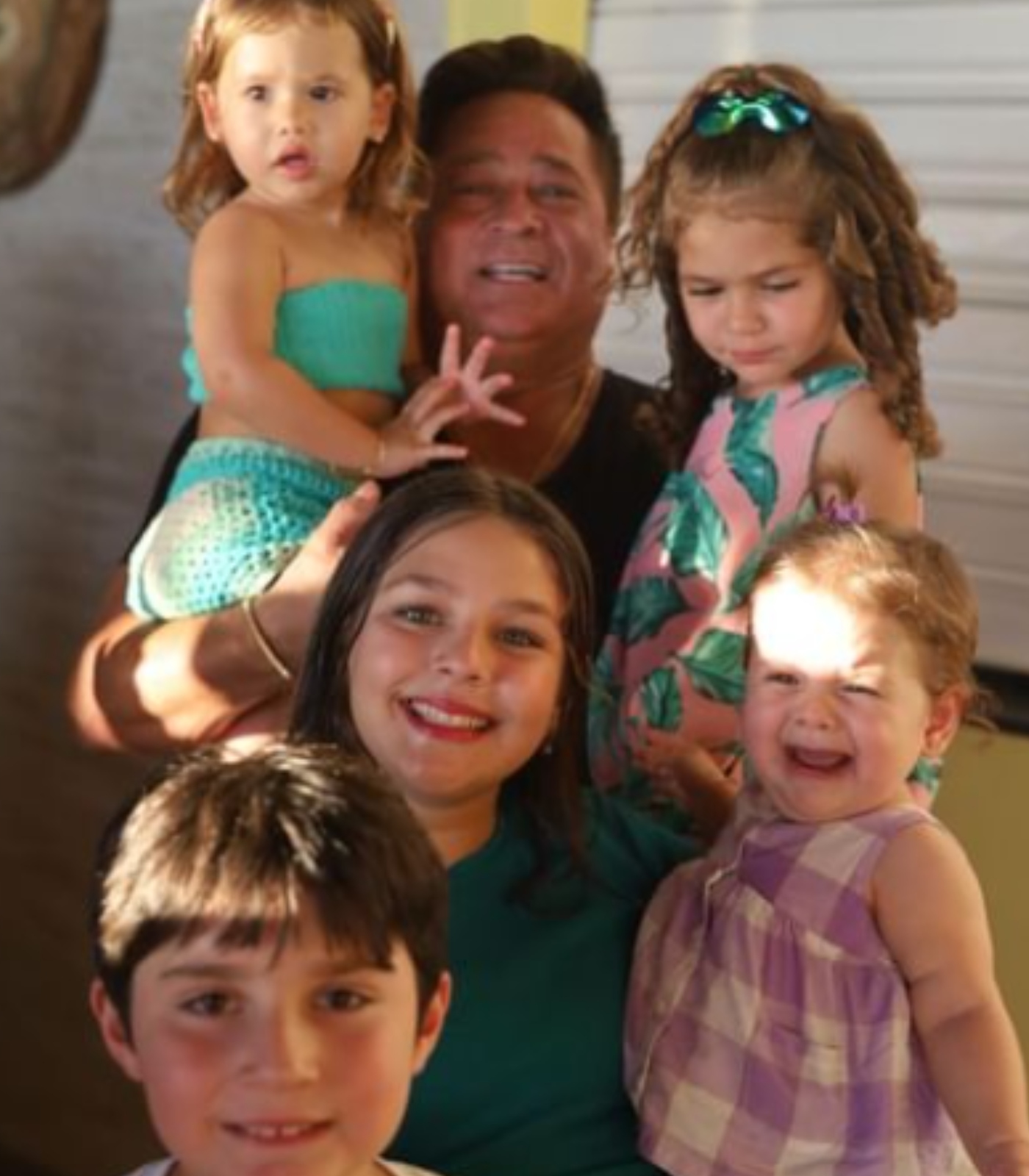 Leonardo posa com os netos em festão de 60 anos