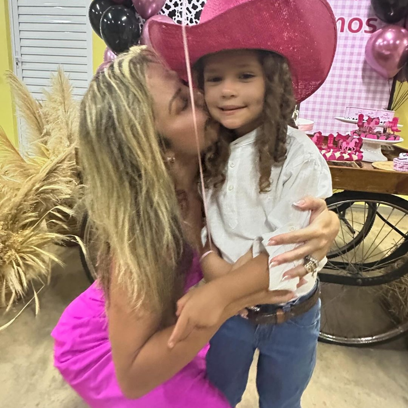 Poliana com a netinha Mavie em festa