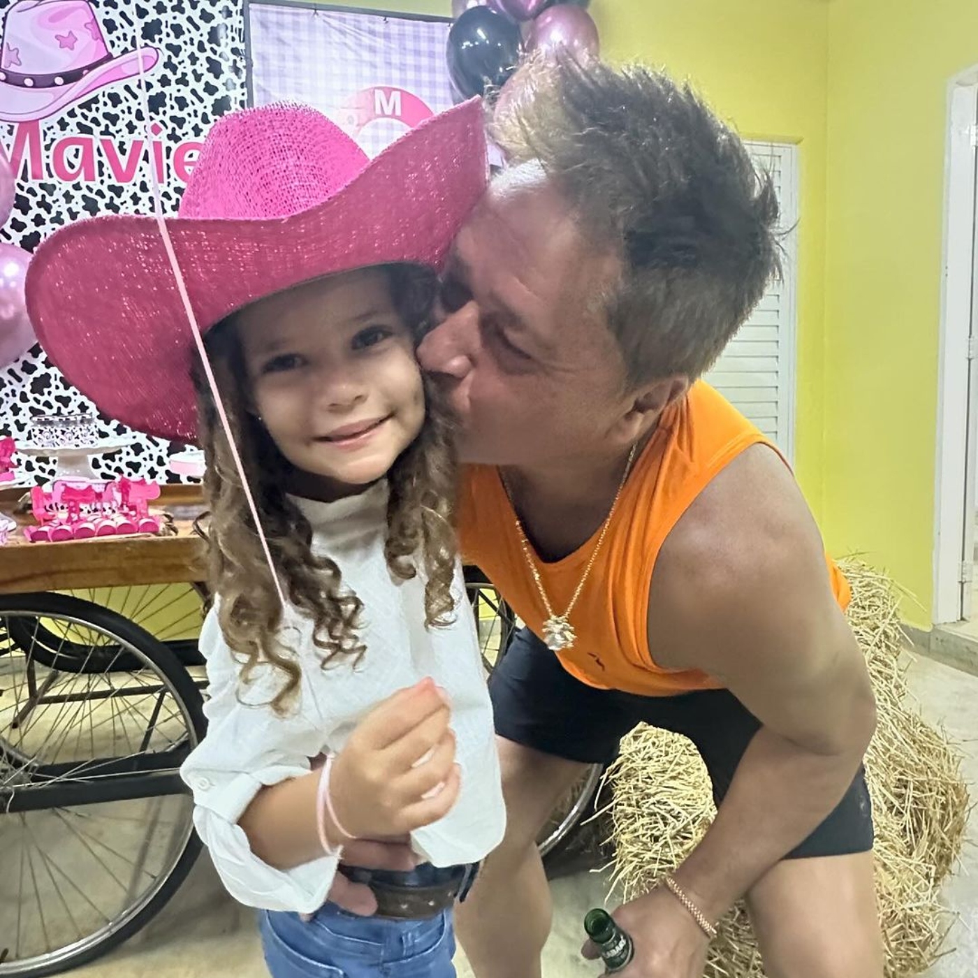 Leonardo com a netinha Mavie em festa