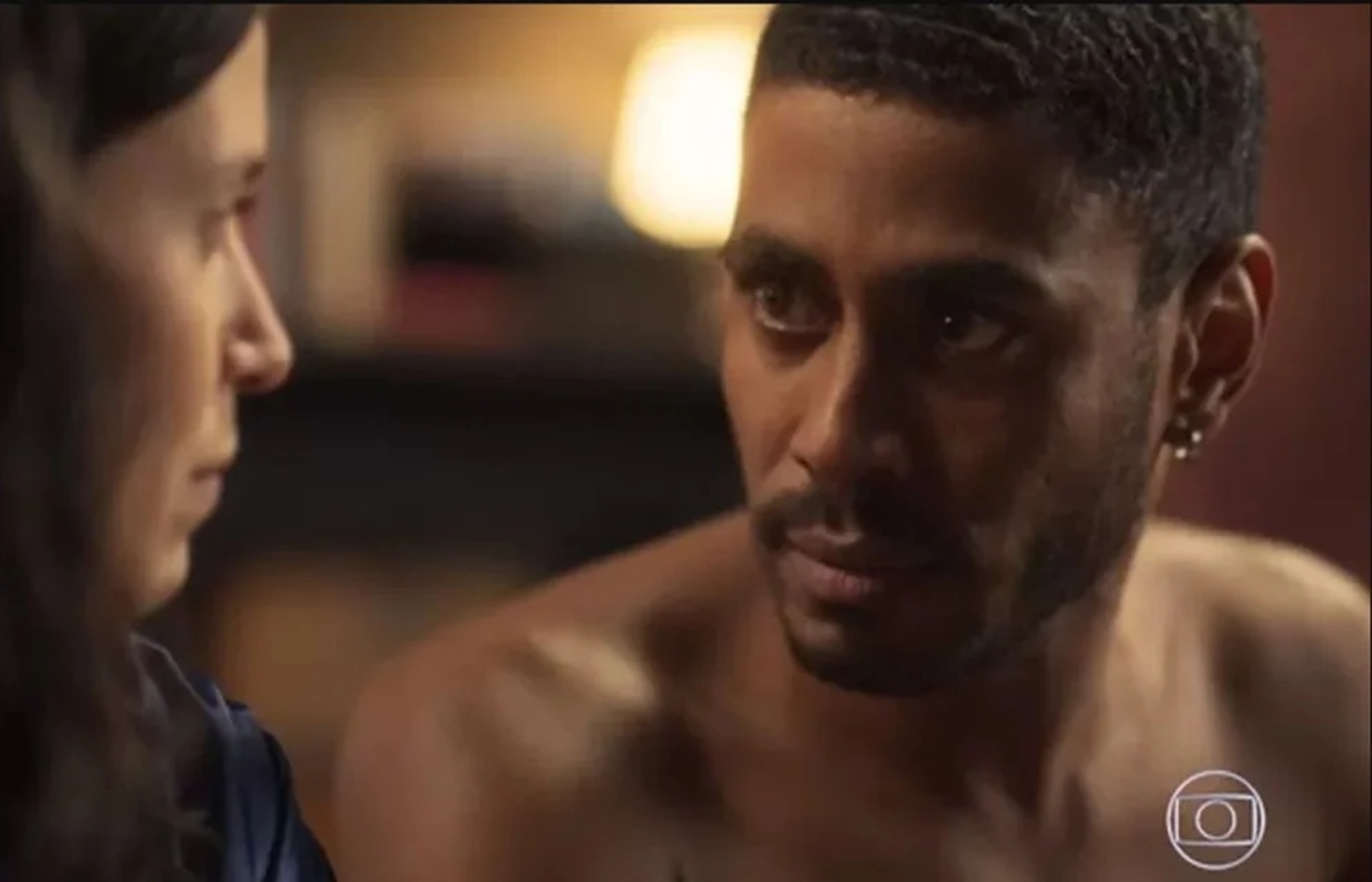 Regina (Mel Lisboa) e Leonardo (Ícaro Silva) em