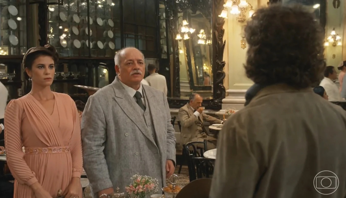 Leônidas (Eriberto Leão) encontra o pai e a ex-namorada em cenas de