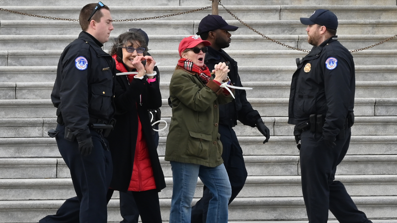 Lily Tomlin e Jane Fonda foram presas durante um protesto em 2019