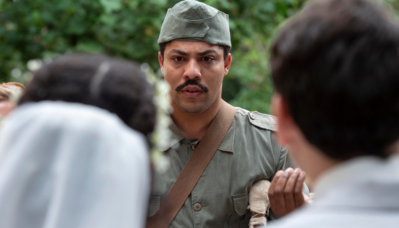 Letícia (Larissa Nunes) descobre que Bento (Matheus Dias) está vivo em
