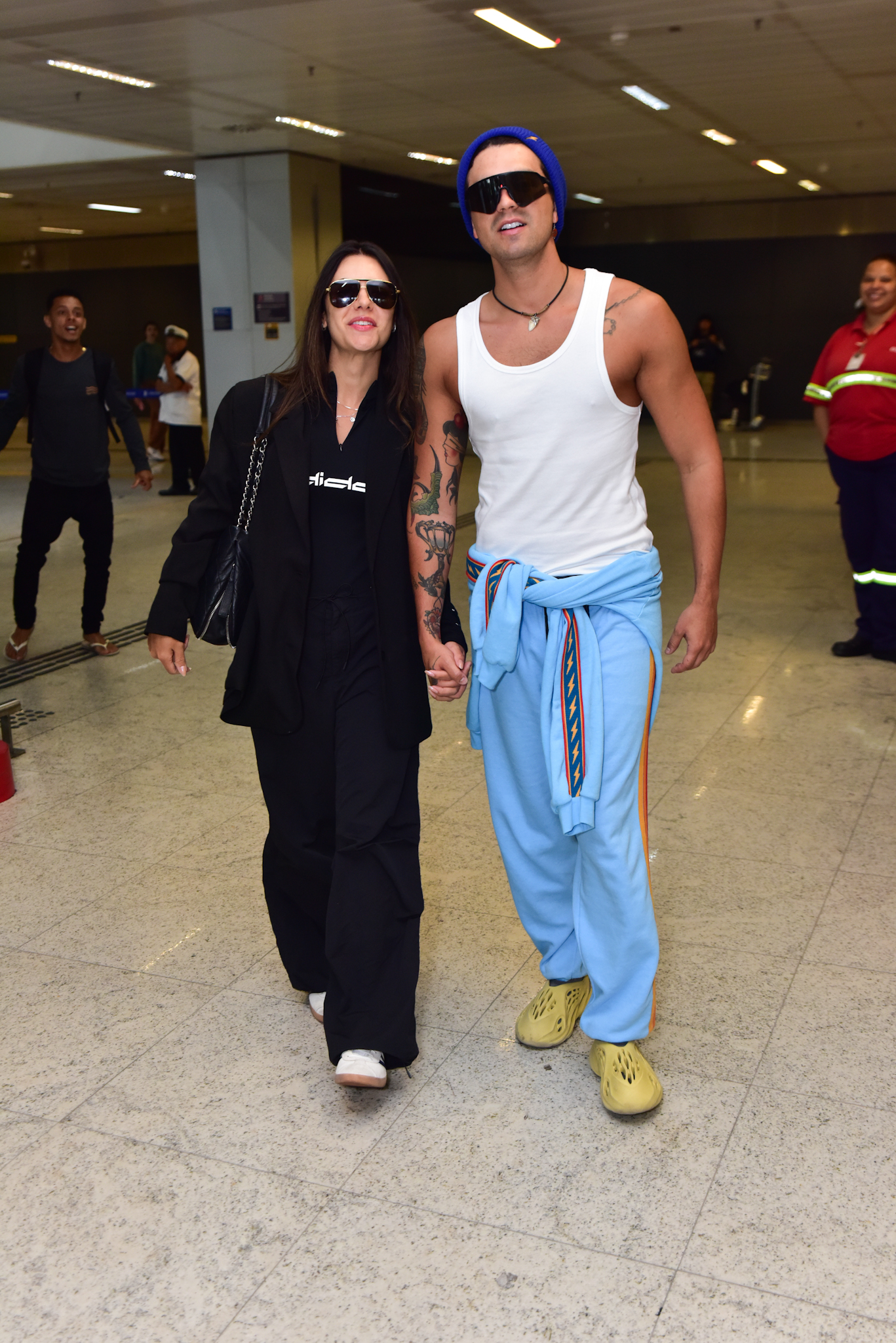 Luan Santana e Jade Magalhães desembarcam juntos em São Paulo