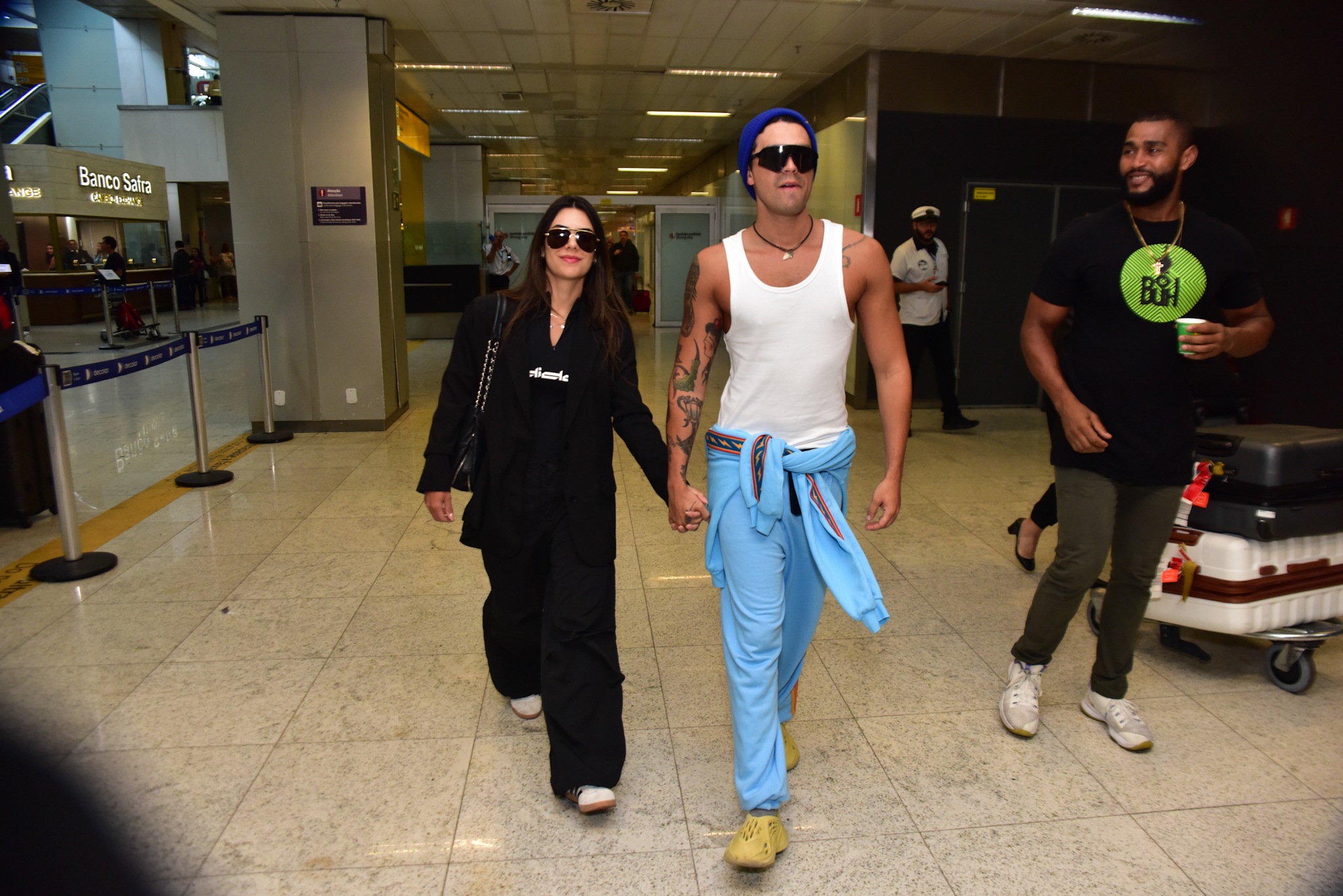 Luan Santana e Jade Magalhães desembarcam juntos em São Paulo