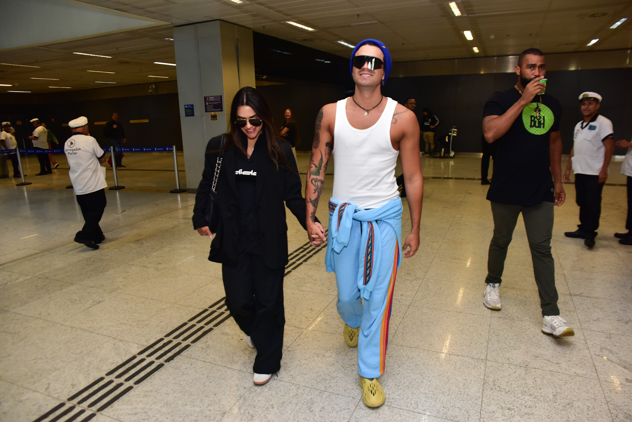 Luan Santana e Jade Magalhães desembarcam juntos em São Paulo