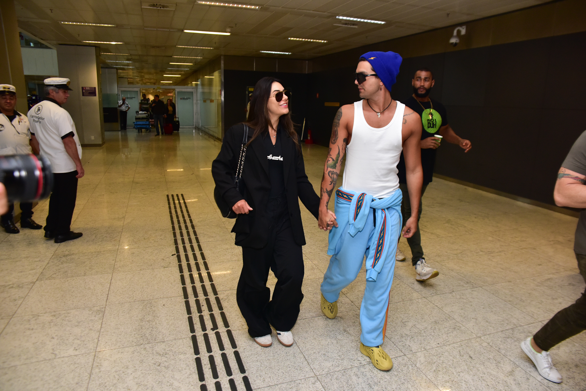 Luan Santana e Jade Magalhães desembarcam juntos em São Paulo