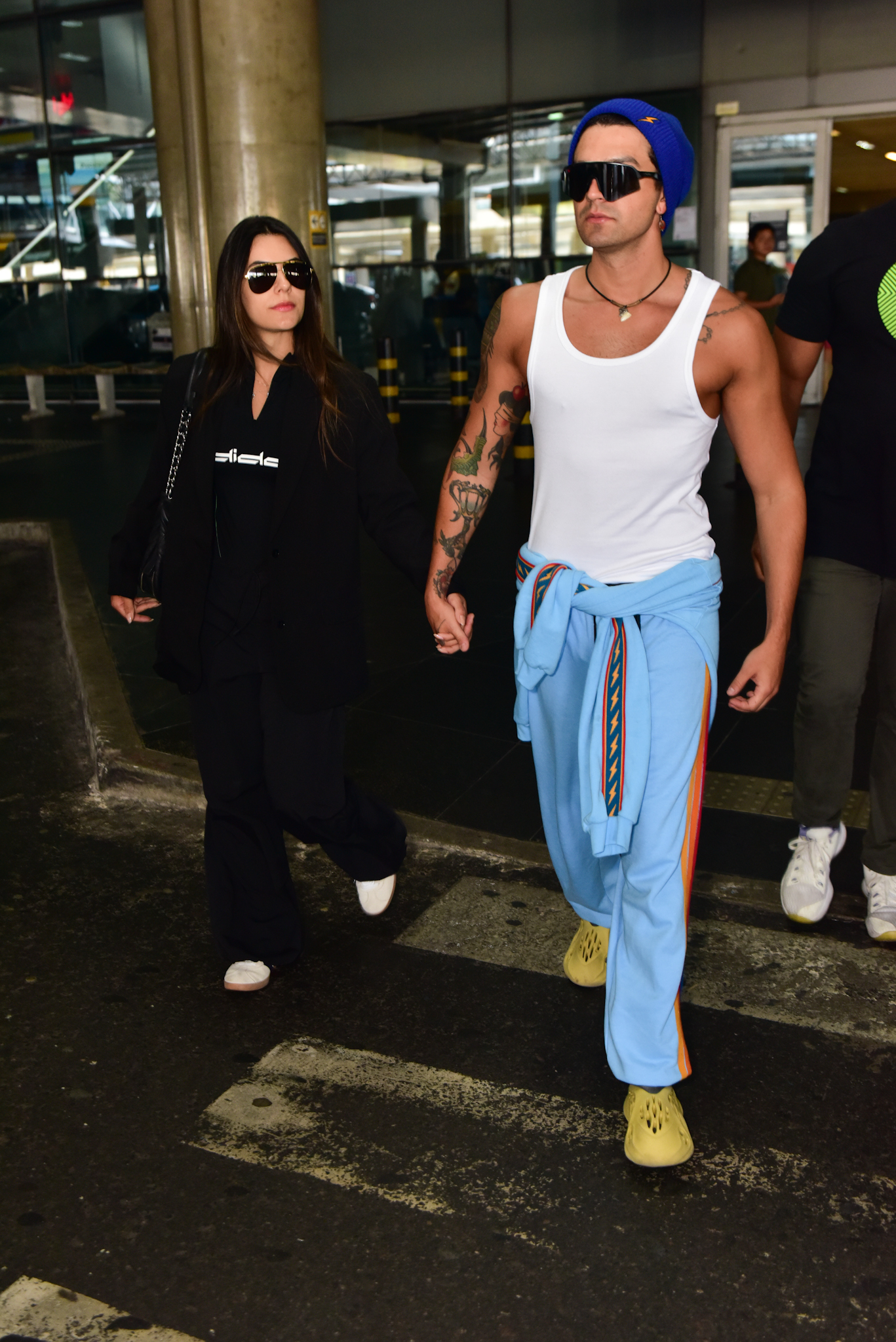 Luan Santana e Jade Magalhães desembarcam juntos em São Paulo