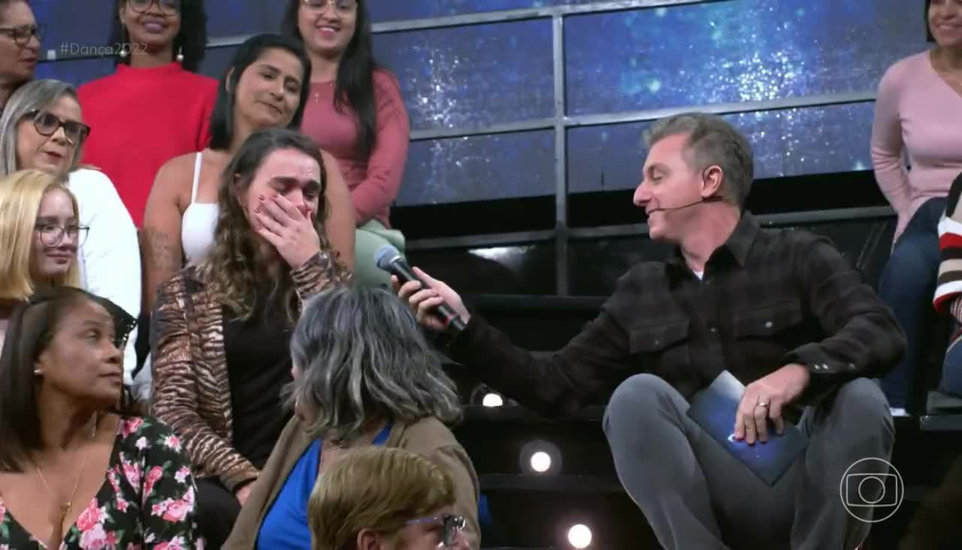 Luciano Huck conversa com dublê no