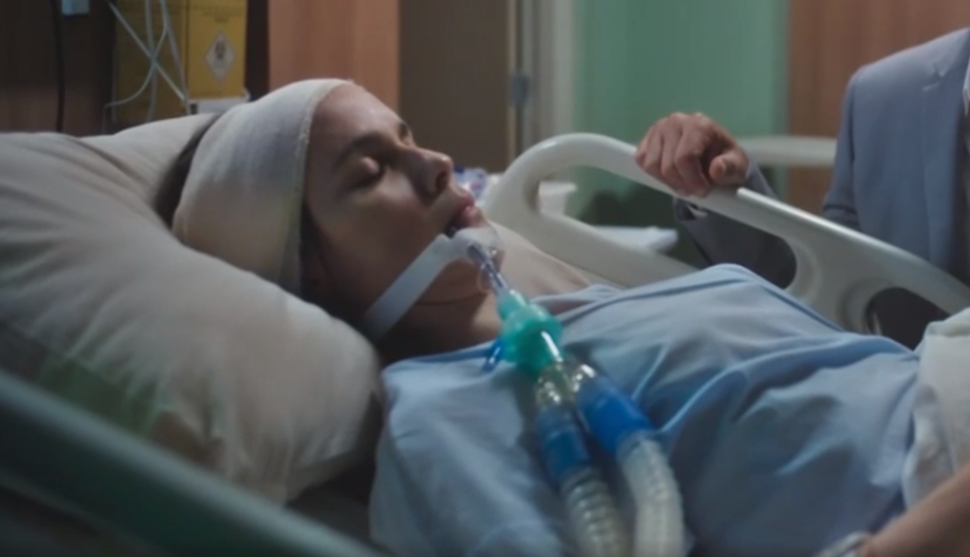 Lucinda (Débora Falabella) em coma em