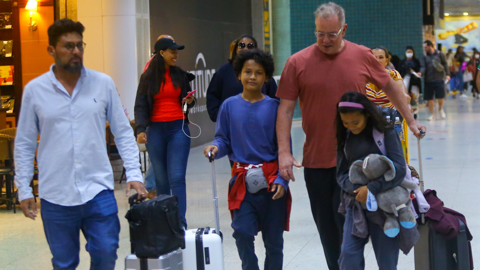 Luiz Fernando Guimarães ao lado do marido e dos filhos