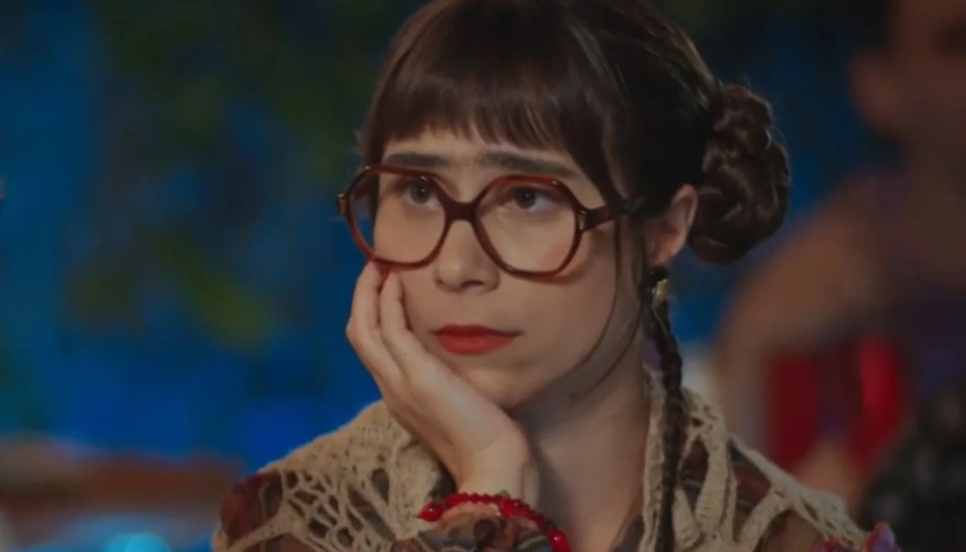 Lupita (Daphne Bosaski) em