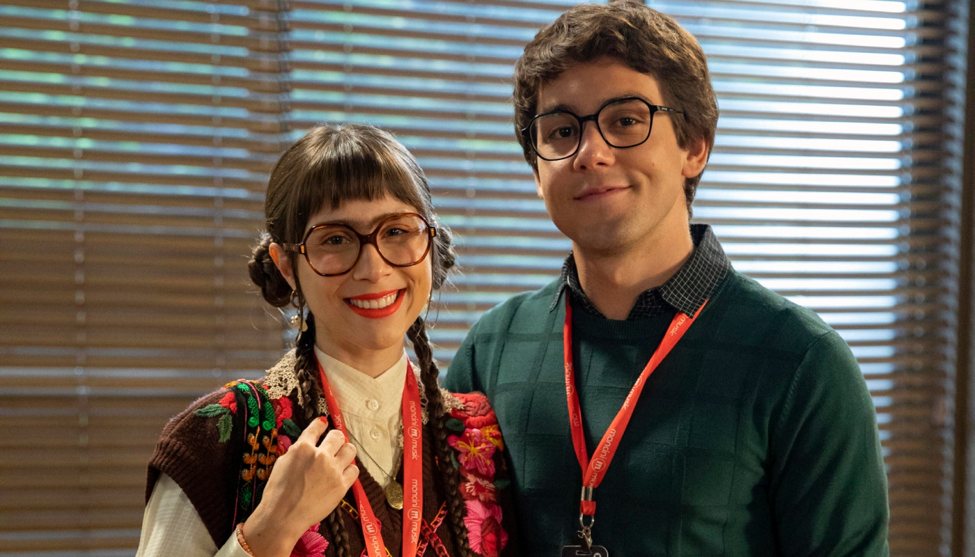 Guto (Daniel Rangel) e Lupita (Daphne Bozaski) em