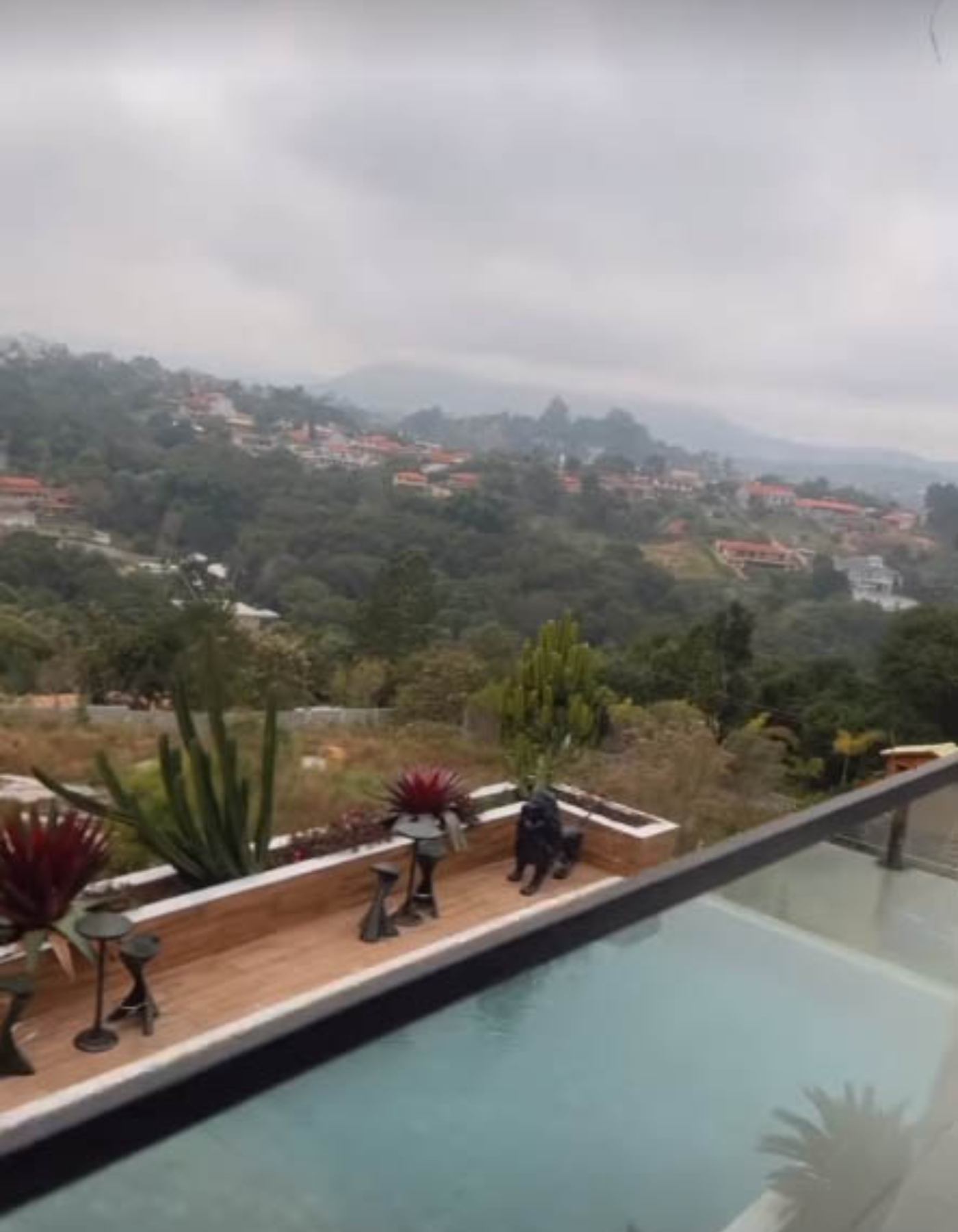 Maiara mostra área externa de sua mansão