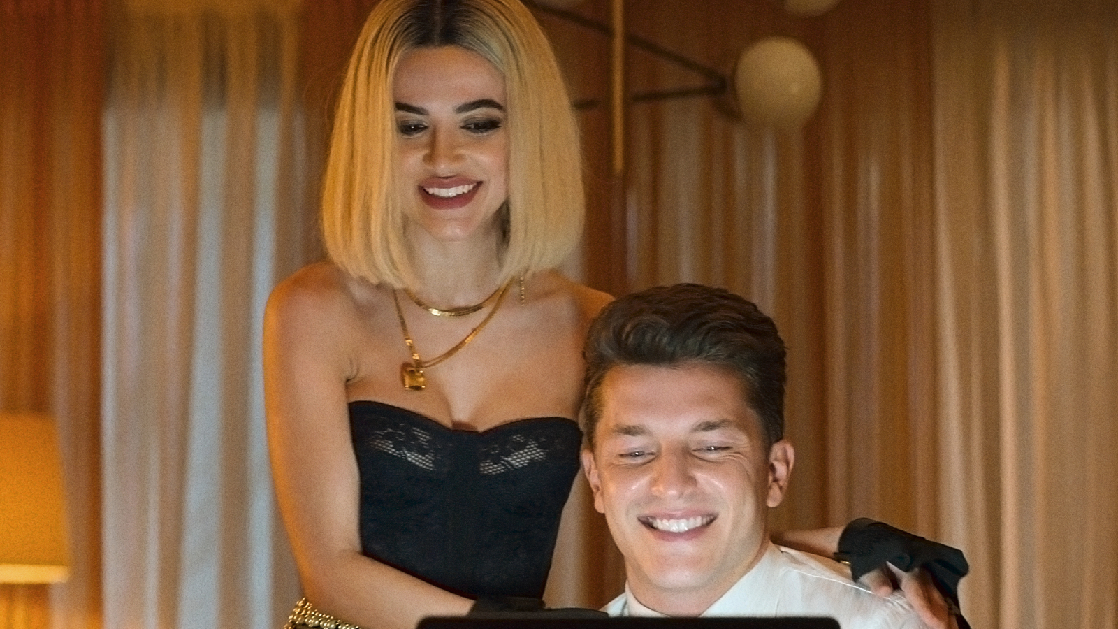 Milene (Manu Gavassi) e Victor Hugo (Klebber Toledo) em