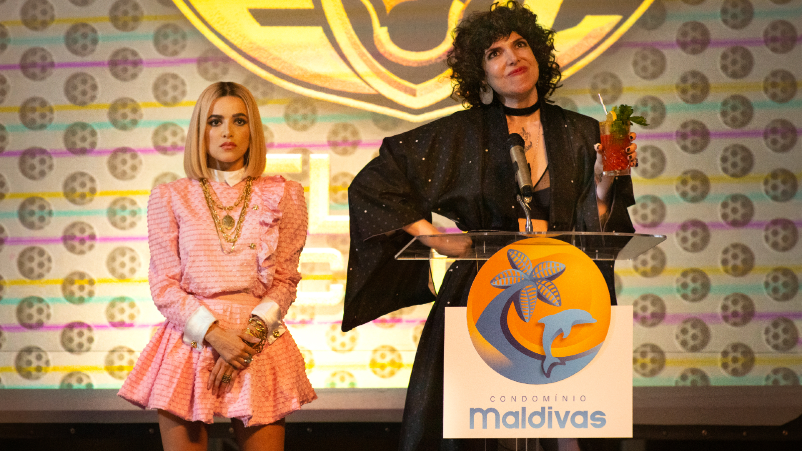 Milene (Manu Gavassi) e Veronica (Natália Klein) em