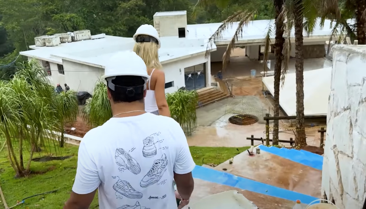 Casa principal vista da escadaria que liga duas áreas da mansão de Virginia e Zé Felipe