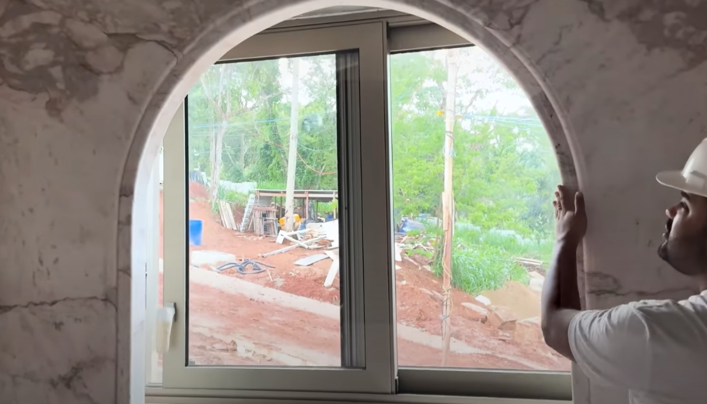 Banheiros das filhas de Virginia e Zé Felipe têm janelas em arco